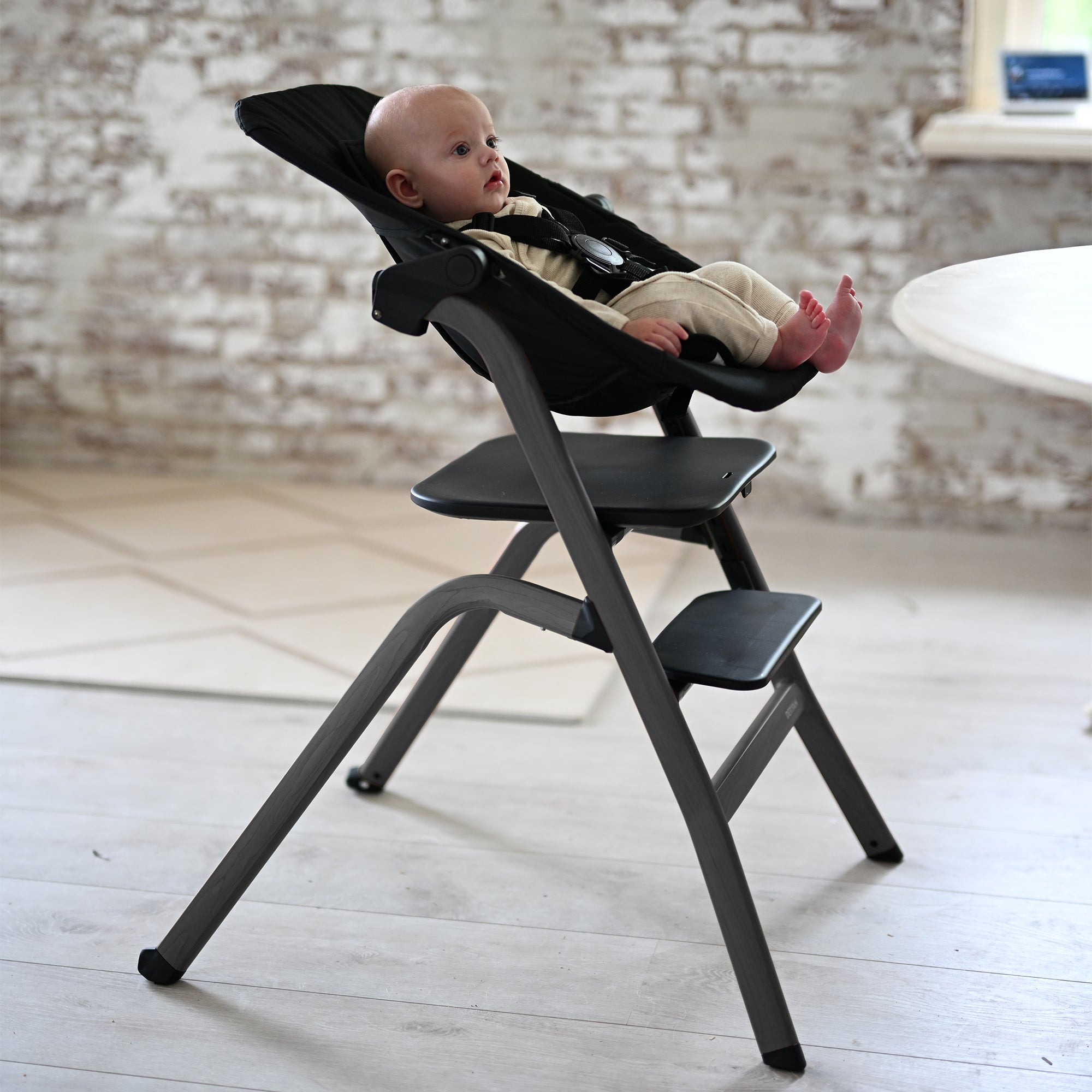 Curve Highchair