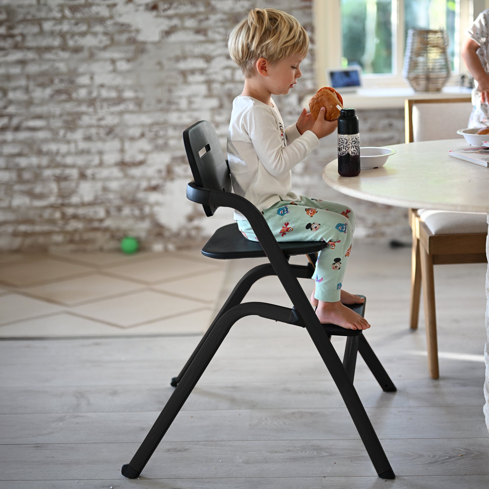 Curve Highchair